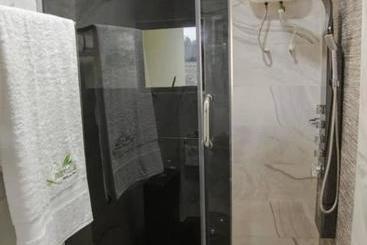 هتل Lushville  & Suites