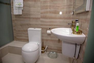 هتل Lushville  & Suites