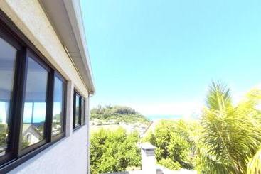 Superbe Appartement A Petite Ile Avec Vue Mer Et Montagne - Petite-Ile
