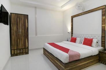 فندق Oyo 37441 Crown Resorts