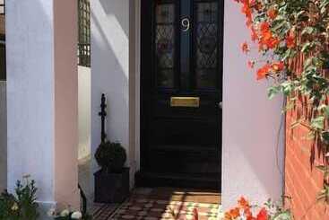 تختخواب و صبحانه Anne’s House