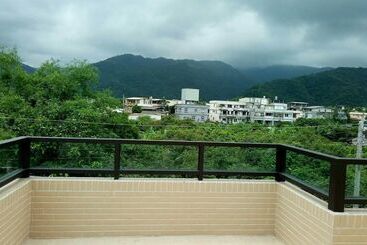 تختخواب و صبحانه Yuanshan Dahu Homestay
