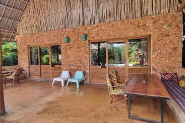 هتل Salama & Mbuyuni Bungalows