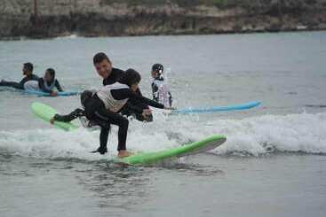 Totora Surf School & House   Hostel