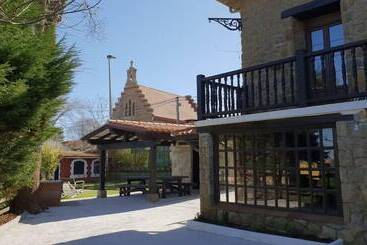 Totora Surf School & House   Hostel