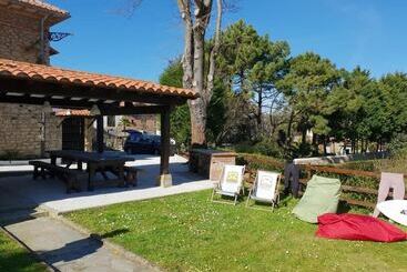 Totora Surf School & House   Hostel