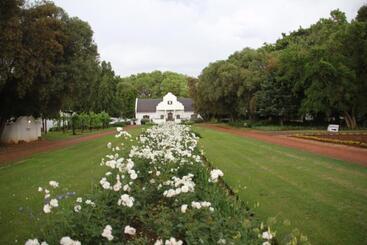 هتل Morgenzon Estate