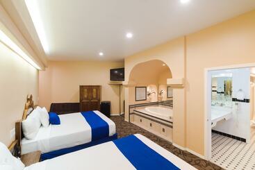 هتل Colony Inn