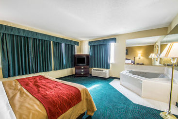 هتل Super 8 By Wyndham Montgomery I65