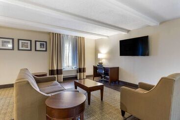 هتل Comfort Inn St. Louis  Westport Event Center