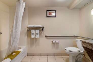 هتل Comfort Inn & Suites