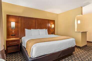 هتل Comfort Inn & Suites