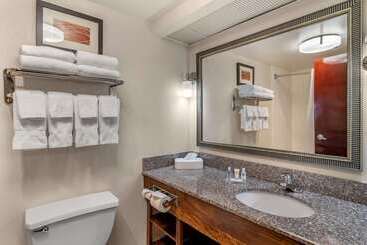 هتل Comfort Inn & Suites