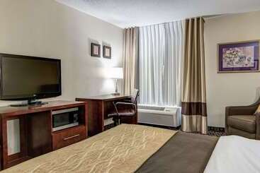 هتل Comfort Inn & Suites