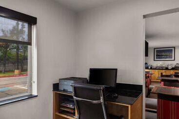 هتل Comfort Inn & Suites