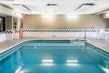 هتل Comfort Inn & Suites