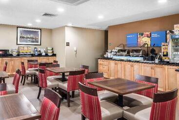 هتل Comfort Inn & Suites