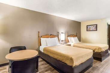 هتل Econo Lodge Clinton