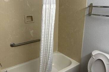 هتل Super 8 By Wyndham Alexandria La