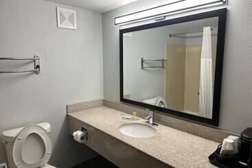 هتل Super 8 By Wyndham Alexandria La