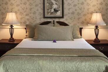 هتل Lavender Inn By The Sea