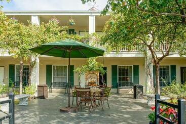 هتل Lavender Inn By The Sea