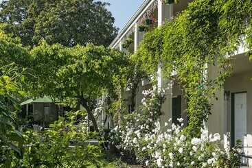 هتل Lavender Inn By The Sea
