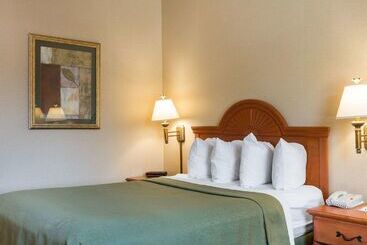 هتل Quality Inn Brookings University