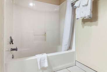هتل Quality Inn Hays I70