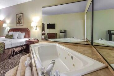 هتل Quality Inn Downtown