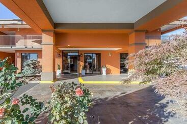 هتل Quality Inn Downtown