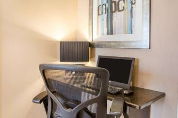 هتل Quality Inn Downtown