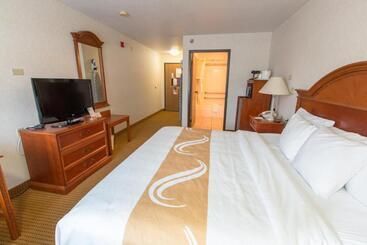 هتل Quality Inn & Suites University