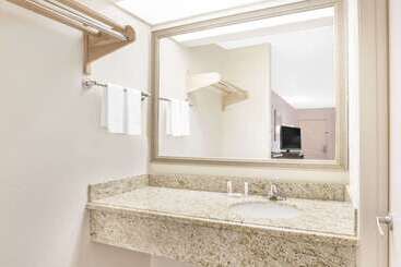 هتل Super 8 By Wyndham Corpus Christi