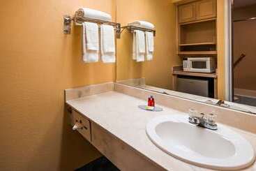 هتل Quality Inn & Suites Fayetteville I 95