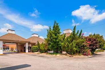 هتل Quality Inn & Suites Fayetteville I 95