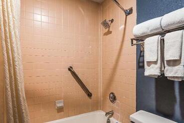 هتل Quality Inn & Suites Fayetteville I 95
