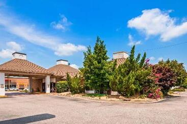 هتل Quality Inn & Suites Fayetteville I 95