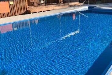 استراحتگاه Sapphire Springs Holiday Park And Thermal Pools