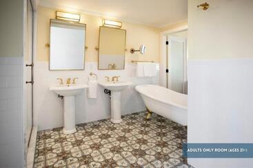 هتل Grassy Flats Resort & Beach Club