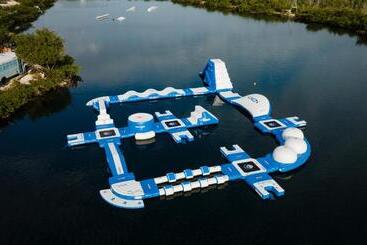 هتل Grassy Flats Resort & Beach Club