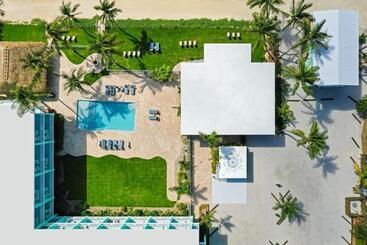 هتل Grassy Flats Resort & Beach Club