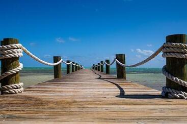 هتل Grassy Flats Resort & Beach Club