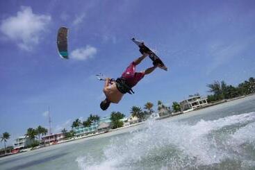 هتل Grassy Flats Resort & Beach Club