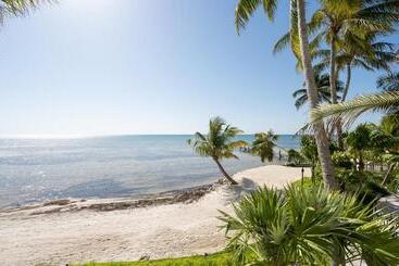 هتل Grassy Flats Resort & Beach Club
