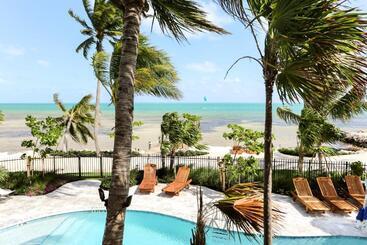 هتل Grassy Flats Resort & Beach Club