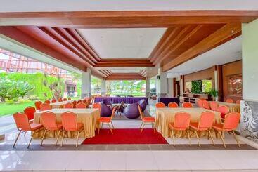 هتل Sekuro Village Beach Resort