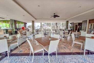 هتل Sekuro Village Beach Resort