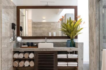 هتل The Beach House By Reveal