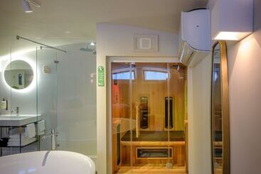 Finch Boutique Hotel, Downtown